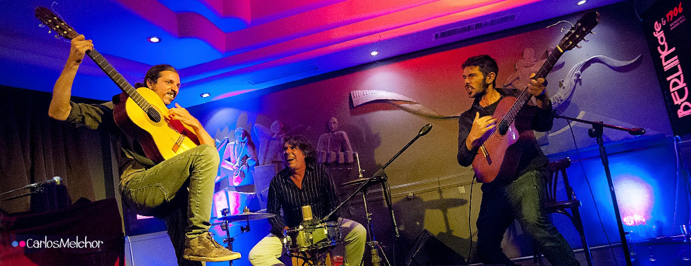 Alpargata da un recital de rumba&comma; blues&comma; funk&comma; swing&comma; punk y humor&comma; mucho humor